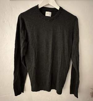 Mörkgrön/grå tunn stickad tröja från A days march i merion ull. Väldigt bra skick. Nypris 1300.