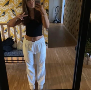 Linnebyxor - LÅNAD BILD!🤍 Säljer mina linnebyxor som liknar de från Roxy!🤍 Är köpt för 275 men säljer för 150!🌸Kan sänka till 125 vid direktköp