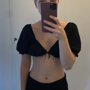 Topp med puffärmar  - Knappt använd 