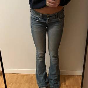 Superfina lågmidjade bootcut jeans från American eagle🌟skriv för fler bilder och mått💞