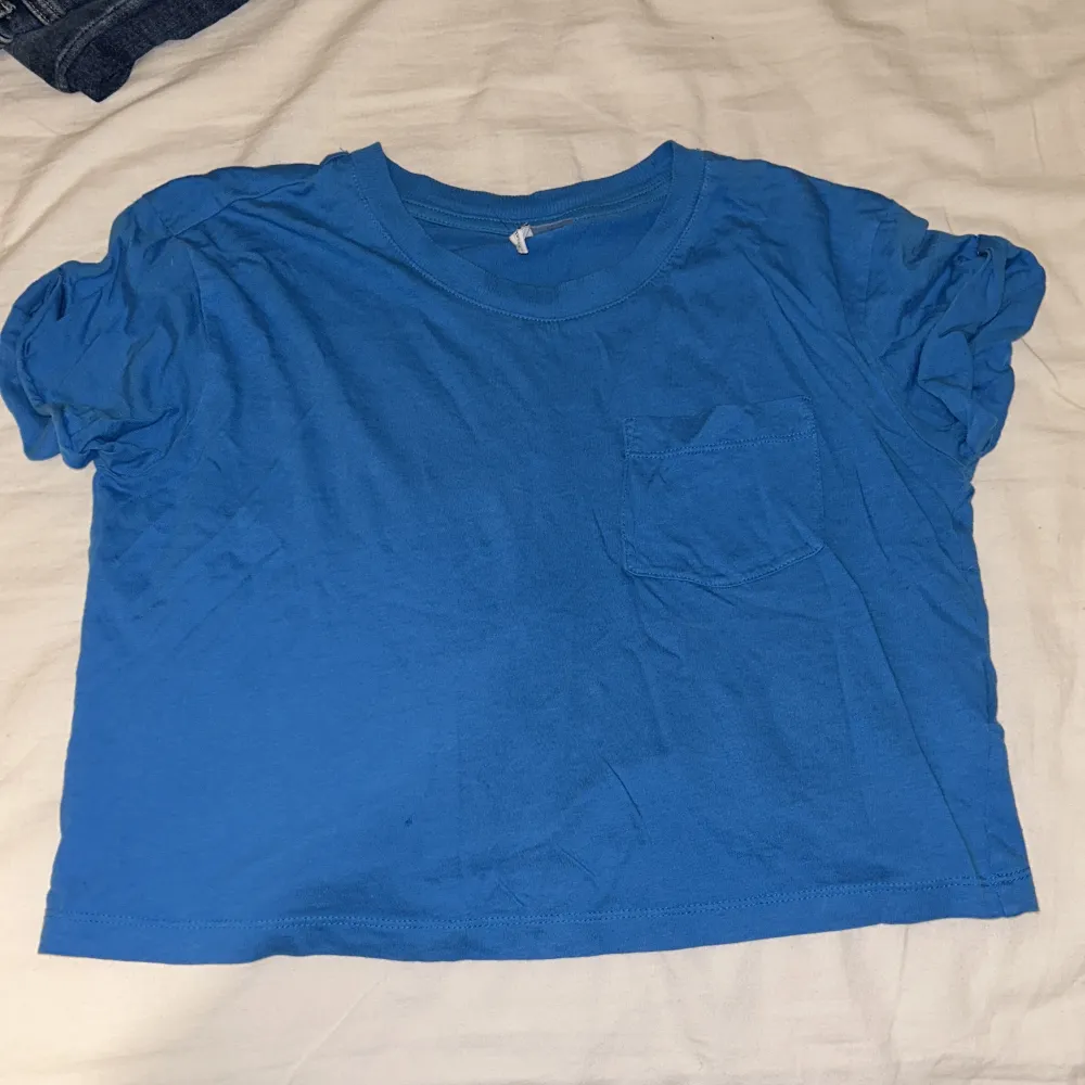 En fin blå tröja som har ett litet hål som knappt märks av men sänker endå priset 25🫶🏼🤘🏼💖. T-shirts.