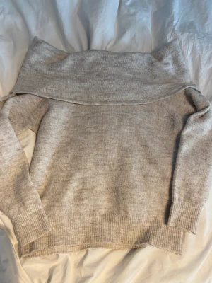 Stickad tröja - Stickad off-shoulder tröja från H&M. Lappen är borta så står ingen storlek men gissar på S.💞