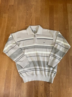 Vintage Lacoste tröja - Snygg 1/3 zip i bra skick. Lite smånopprig på något ställe men inget som syns jättetydligt. Står ingen storlek men skattar den till m i herrstorlek. Kan skicka exakta mått om det önskas☺️☺️