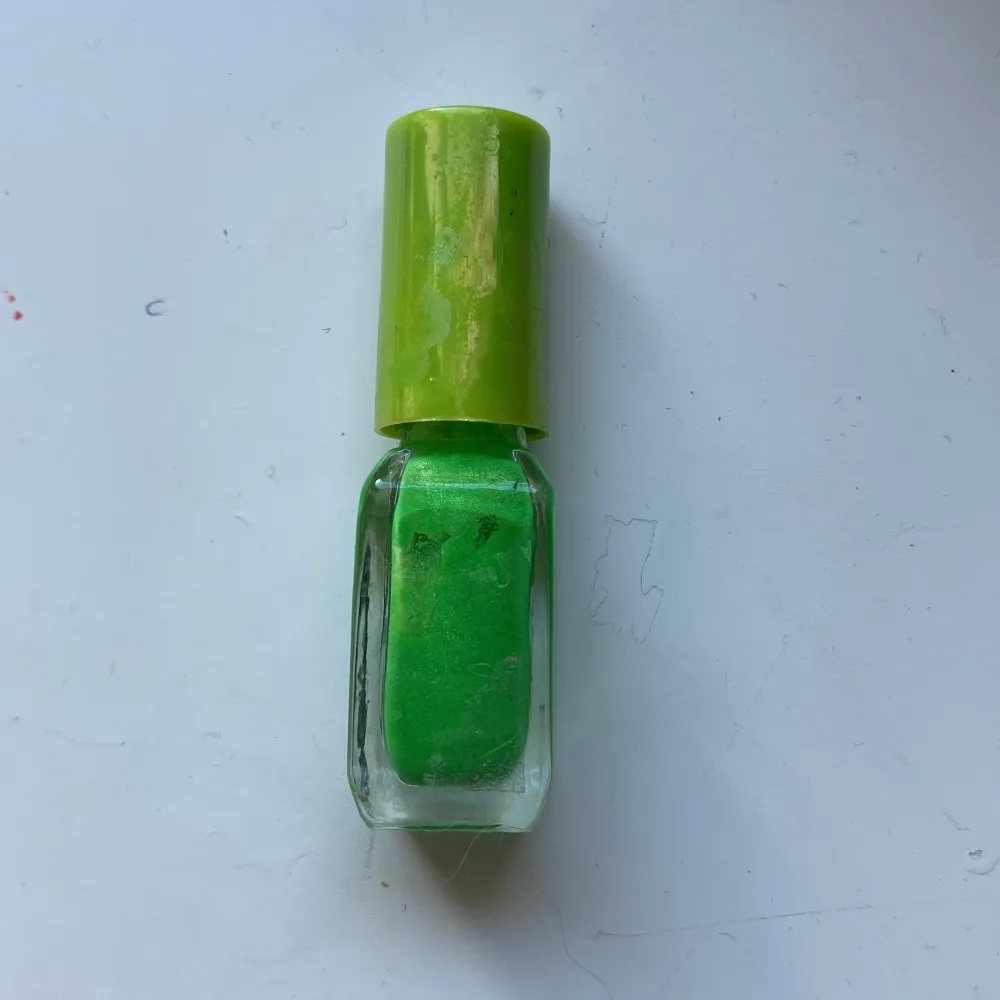 Två olika nagellack, ett i grönt och ett i vitt! Gröna-nästan oanvänt! Vita-använt. 10+frakt för båda, 2+frakt för en! Frakten kostar 13 kr!. Övrigt.