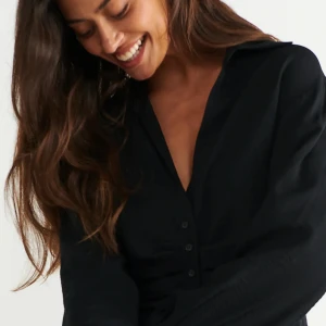 Isa blouse från Gina Tricot 💗 - Jättefin svart blus aldrig använd💕 Alla plagg jag säljer tvättas en extra gång och strycks innan de skickas :D Skriv för fler bilder eller frågor!