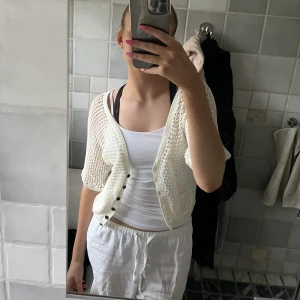 Virkad kofta - Såå fin virkad kofta i en cremevit färg, från Vero Moda i storlek L men är som en Xs/S💞