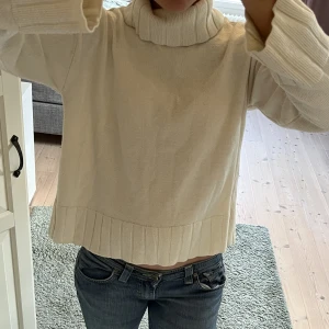 Vit stickad tröja - Vit/beige stickad tröja från NA-KD i storlek S. Fint skick. Frakt tillkommer<3