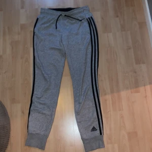 Adidas gråa mjukisbyxor  - Passfrom rakt mot kroppen, bra längd för 165 och nästan lågmidjade på en kvinna. 