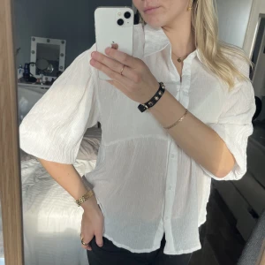 Vit blus - Vit trekvartsärmad skjortblus. Storlek 38. Blusen är i fint skick, inga defekter.