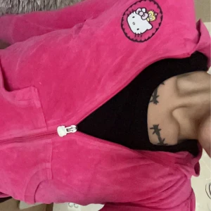 Hello Kitty y2k kofta - As söt hot pink hello Kitty kofta i y2k stil. Passar tjejer i xs perfekt. Fint hello Kitty tryck där bak