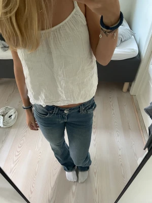 Linne från gap - Säljer mitt super fina linne från GAP köpt på zalando, passar perfekt på sommarn och till jeans med en kofta typ💕knappast använd, har även en knapp vid insidan av axelbanden så du kan justera de💞