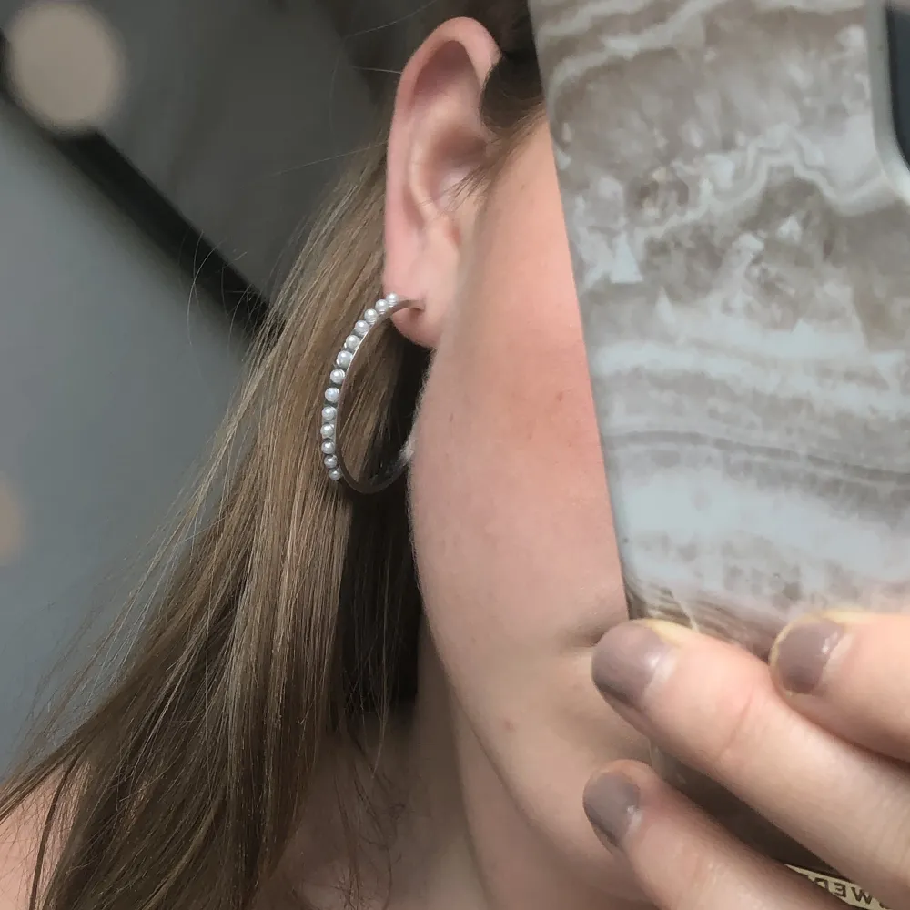 Säljer mina snygga örhängen som är inprincip helt oanvända. Är osäker på om det är äkta silver. Passar perfekt som en guldkant på vardagen men även till lite festligare evenemang!💞. Accessoarer.