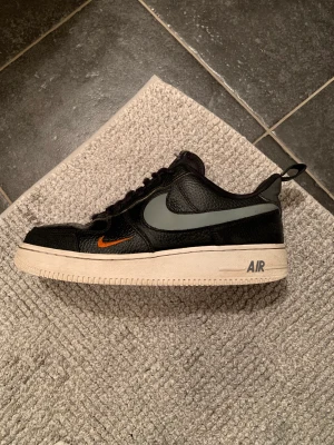 Air Force 1 - Tjena Säljer ett par feta air force 1 då de är för små. Inte särskilt många som har dessa så kunna sticka ut men ändå med diskreta skor är aldrig fel. Fint skick på skorna förutom att de är lite slitna i hälen, men inget som påverkar skorna. Storlek 40,5