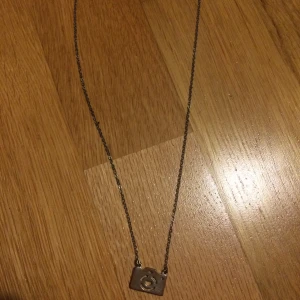 kamera halsband - gulligt kameraformat halsband som tyvär inte använs längre. har vara använts ett få par gånger