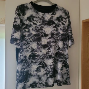 Tshirt stl34 - Tshirt med coolt mönster. Svart baksida Stl.34, passar stl XS, S. Obetydligt använd. 