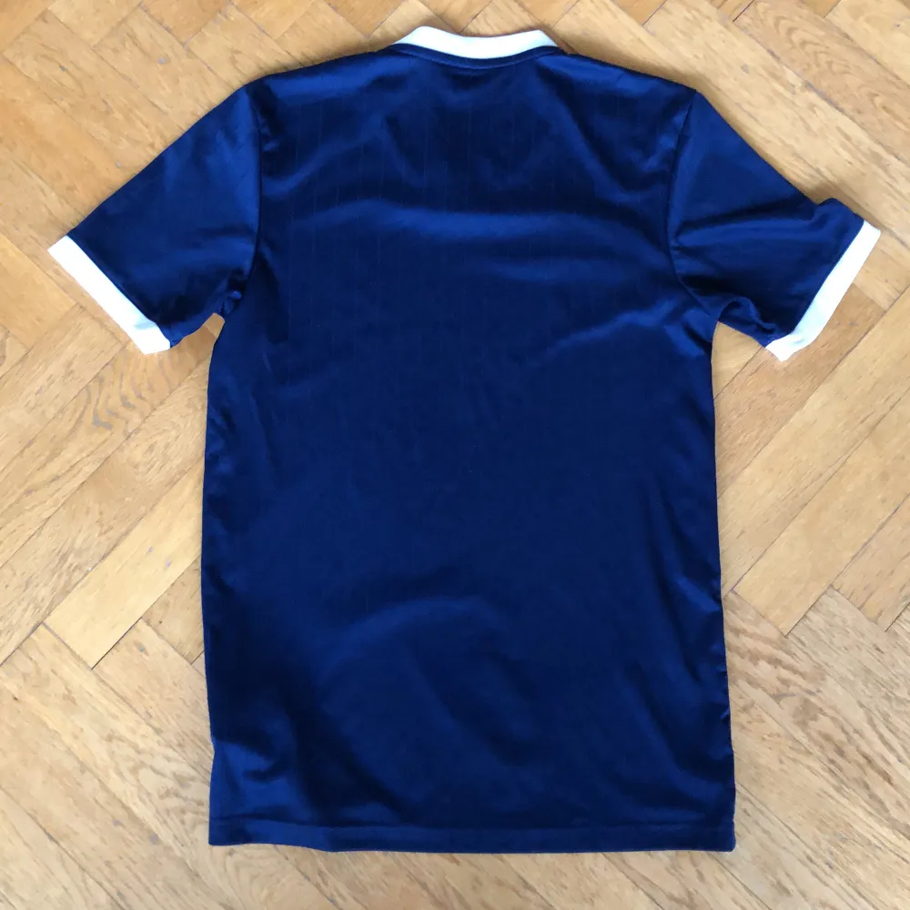 Säljer denna officiella Sverigetröjan i storlek S. Skick 9/10. T-shirts.