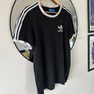 Adidas T-shirt  - Svart adidas T-shirt i bomull. Fint skick! 