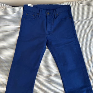 Levi’s Jeans - Helt nya Levi’s jeans/chinos i blå färg!