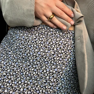 Blommig kjol - Lång blommig kjol, lite trasig på sidan men lätt att sy