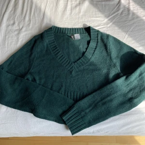 Grön H&M tröja  - Mycket söt och bekväm tröja som går ovanför navlen. Storlek XS men är stretchig så den passar för S & M också. 