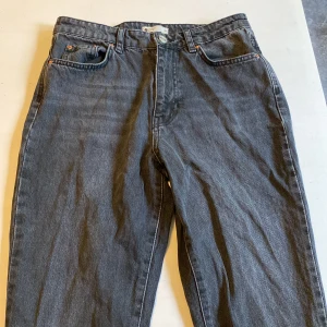 Jeans  - Ett par svarta jeans 