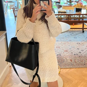 Vit set - Säljer detta setet. En polo + matchande kjol. Använd 1 gång.