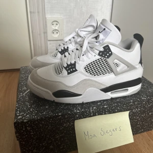 Jordan 4 Military Black strl 40 - Använda 3 gånger så i jättefint skick. 100% äkta, kvitto finns från Nike. Priset går att diskutera vid snabb affär.