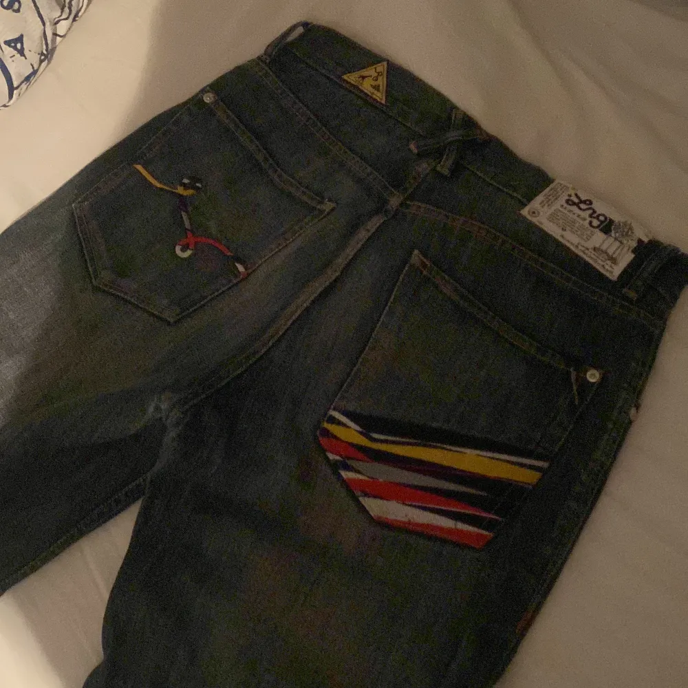 Riktigt coola jeans… lite små för mig  brukar ha 30/32 skulle tippa de e 28 ungefär . Jeans & Byxor.