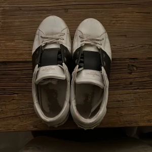 Valentino skor - Tjenare nu säljer jag mina valentino skor som jag har haft ett tag och nu är för små. Skick 7/10 och allt og ingår, priset är inte hugget i sten så hör av er vid frågor!