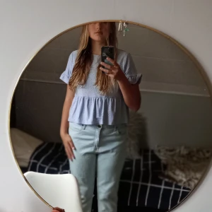 Lee jeans - Hej,jag söker ett par snygga Lee jeans. Jag säljer dom pågrund av att dom inte kommer till användning. Jag har använt dom ca 2-3 gånger. Köparen står för frakten.  Nypris 900kr.