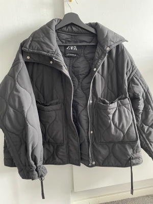 Quiltad höst jacka  - Jätte fin quiltad höst jacka från zara stl xs använd 2 ggr