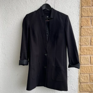 Kappa från H&M - Tunn svart kappa från H&M i storlek 34