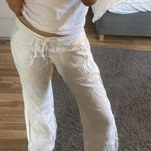 Linnebyxor - Vita lågmidjade linnebyxor 🐚🕊️ liteeeet hål på rumpan men inget man tänker på, bild kan skickas såklart