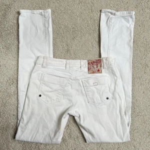 Miss sixty Jeans - Midja: 72cm✨Innerben: 80cm✨Storleken som står är ”26”, och passar dessvärre inte mig som brukar ha storlek 38 (därför finns inga bilder med dem på)❤️