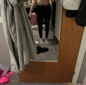 Adidas byxor - Jag är 164cm och väger ca 60kg. Kan hämtas i sundsvall eller fraktas mot fraktkostnad!