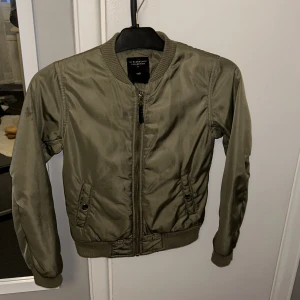 Jacka - En fin grön jacka från lager 157,köptes för ca 600 och är nästan aldrig använd,fint skick.Det är en höstjacka,🍁🧥🙌🏼💖