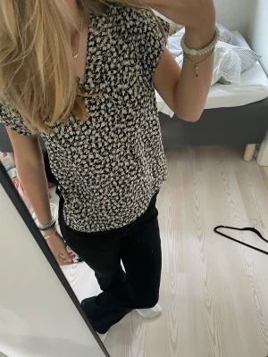 Gullig festtopp eller vardagströja  - Super fin tröja/blus, vet ej vad märket är men den är i bra skick, väldigt mjuk och skön💞