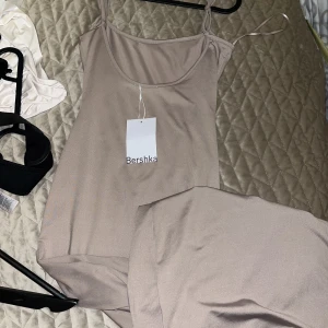 Klänning BERSHKA  - Beige klänning från BERSHKA  Ny med tagg 