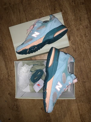 New balance x JFG - new balance 993 x joe freshgoods  Storlek US 9,5. Extra laces och box medföljer. Otrolig färg och riktigt fint material.