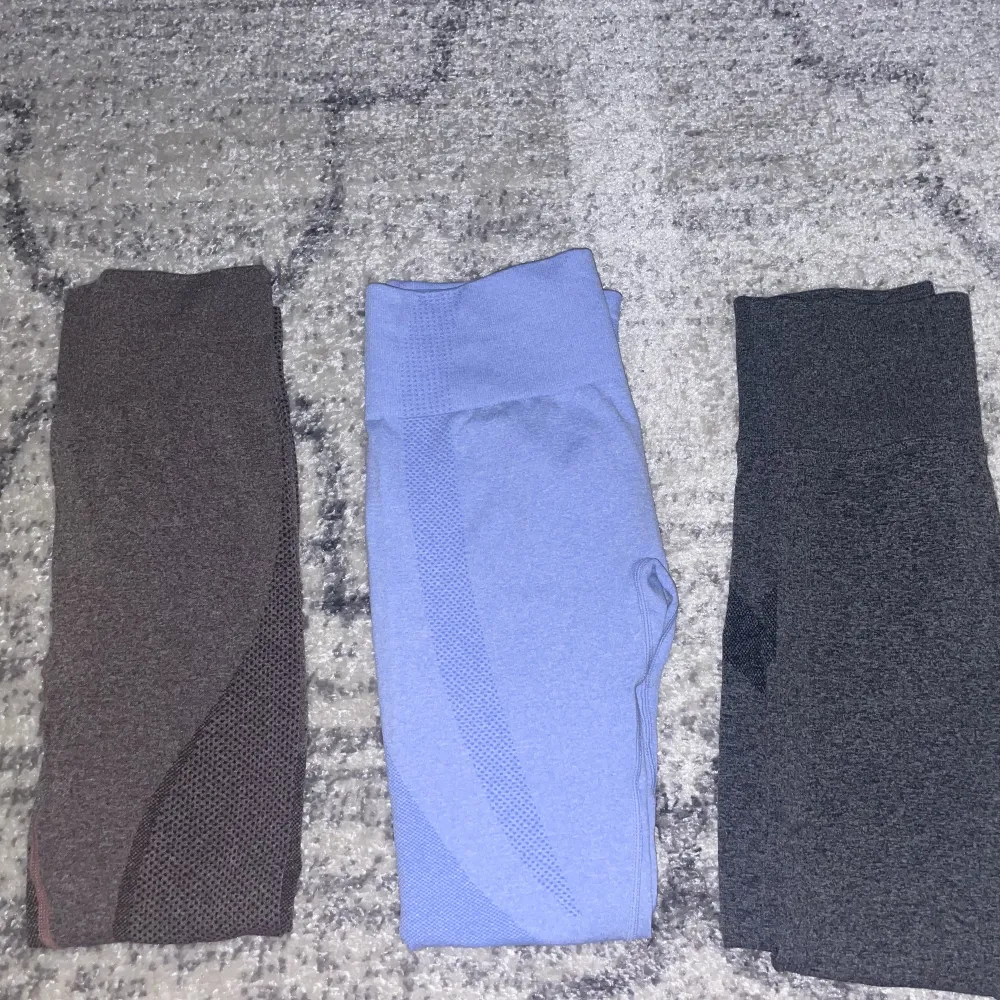 Helt oanvända träningsbyxor med scrunch. Stretchiga och bekvämt material! De är i storlek  M men passar snarare S. 50kr styck men kan komma överens med köpare privat :). Jeans & Byxor.