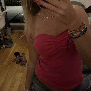 tubtopp - FINASTE bandeaun eller tubtobben från zara! Sååå snygg både till skolan eller typ tjejkväll!! Storlek M, men passar mig som har S och sökert även L då den är stretchig