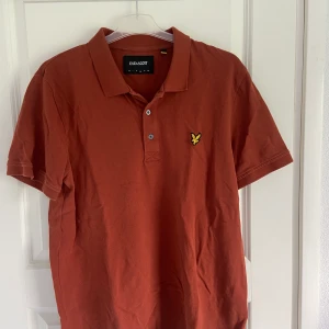 Lyle & Scott piké - Snygg piké från Lyle & Scott som bara är använd en gång! Nypris runt 400kr. Storlek L. 