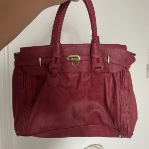 Röd väska💓 - Köpt genom ett UF företag, som säljer second hand väskor💗💗 Skitfin väska, men tyvärr har den inte kommit till användning. Man får plats med dator i den också!