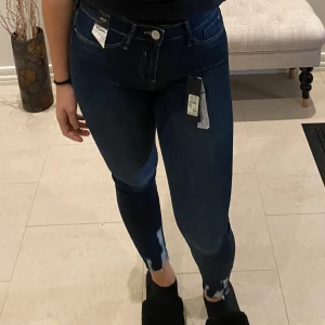 Jeans - Mörkblåa jeans. Helt oanvända, lappen är på. Pris går att diskuteras