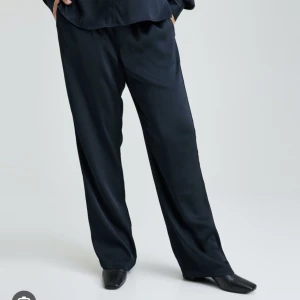 First class satinbyxor - SÖKER dessa svarta first class satinbyxor från BikBok i storlek XS☺️  