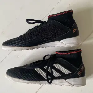 Säljer ett par Adidas Predator Tango 18.3, inomhus fotbollsskor Storlek 39 1/3 Mycket bra skick, inga skador, har bara använts inomhus!