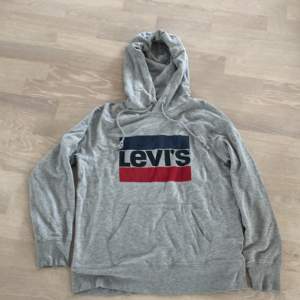 Jag vill sälja min Levis hoodie för jag har växt ut den 