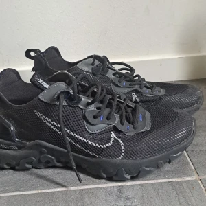 Ett par nike skor i storlek 43 - Skorna är i ett bra skick. Nypris: 1200 kr Modell: Nike vision Skriv privat för fler bilder😃