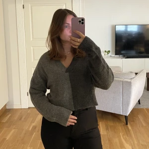 Grå tröja  - Grå tröja i två nyanser lite kortare 