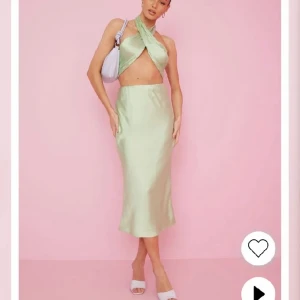 Satinkjol från Bianca Ingrosso X Nelly  - Jätte fin satinkjol från Biancas kollektion med Nelly, den är helt oanvänd med lappen kvar! Storlek 32   Pris går att diskutera!!